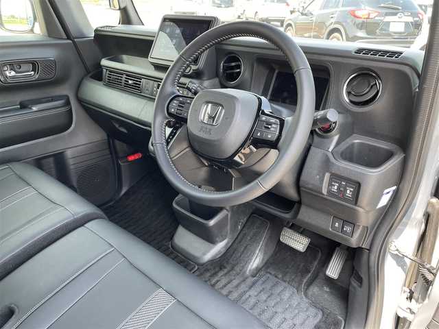 ホンダ Ｎ ＢＯＸ カスタム コーディネートスタイル 佐賀県 2024(令6)年 0.9万km ガンＭ ワンオーナー/純正8型ディスプレイオーディオ/・BT/AM/FM/Apple Car Play/Android Auto/・バックカメラ/ビルトインETC/フルプライムスムースシート/・DN席シートヒーター/革巻きステアリング/ステアリングリモコン/両側パワースライドドア/スマートキー/オートリトラミラー/電子パーキング/BRAKE HOLD/後席サンシェード/純正14インチアルミホイール/純正フロアマット/純正ドアバイザー/新車保証書/取扱説明書/スペアキー1本あり/ホンダセンシング/・路外逸脱抑制機能/・衝突軽減ブレーキ【CMBS】/・パーキングセンサー/・レーダークルーズコントロール