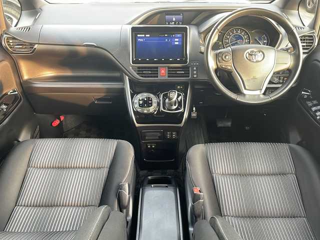 トヨタ ヴォクシー ハイブリッド ZS 煌 沖縄県 2018(平30)年 5.8万km ブラック 純正9インチナビ・TV・Bluetooth・CD・DVD/両側パワースライドドア/バックカメラ/ETC/衝突軽減システム/クルーズコントロール/オートライト/モデリスタエアロ/LEDヘッドライト/シートヒーター/純正アルミ/リアロールサンシェード/ウィンカードアミラー