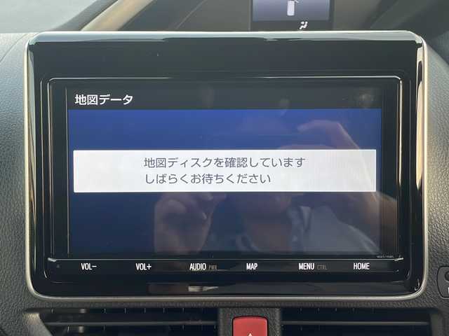 トヨタ ヴォクシー ハイブリッド ZS 煌 沖縄県 2018(平30)年 5.8万km ブラック 純正9インチナビ・TV・Bluetooth・CD・DVD/両側パワースライドドア/バックカメラ/ETC/衝突軽減システム/クルーズコントロール/オートライト/モデリスタエアロ/LEDヘッドライト/シートヒーター/純正アルミ/リアロールサンシェード/ウィンカードアミラー