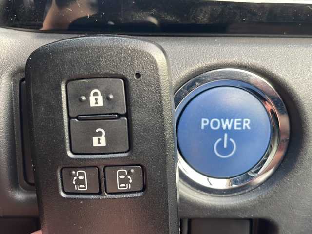 トヨタ ヴォクシー ハイブリッド ZS 煌 沖縄県 2018(平30)年 5.8万km ブラック 純正9インチナビ・TV・Bluetooth・CD・DVD/両側パワースライドドア/バックカメラ/ETC/衝突軽減システム/クルーズコントロール/オートライト/モデリスタエアロ/LEDヘッドライト/シートヒーター/純正アルミ/リアロールサンシェード/ウィンカードアミラー