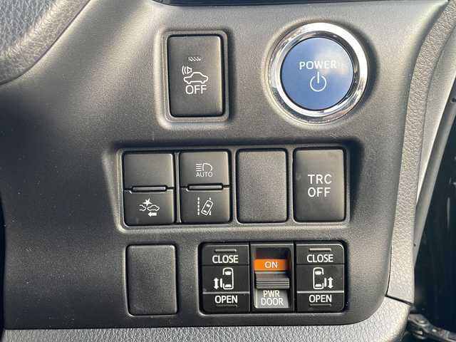 トヨタ ヴォクシー ハイブリッド ZS 煌 沖縄県 2018(平30)年 5.8万km ブラック 純正9インチナビ・TV・Bluetooth・CD・DVD/両側パワースライドドア/バックカメラ/ETC/衝突軽減システム/クルーズコントロール/オートライト/モデリスタエアロ/LEDヘッドライト/シートヒーター/純正アルミ/リアロールサンシェード/ウィンカードアミラー