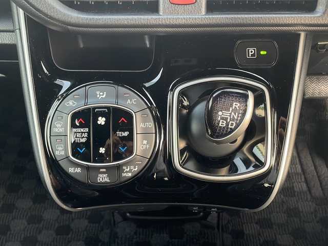 トヨタ ヴォクシー ハイブリッド ZS 煌 沖縄県 2018(平30)年 5.8万km ブラック 純正9インチナビ・TV・Bluetooth・CD・DVD/両側パワースライドドア/バックカメラ/ETC/衝突軽減システム/クルーズコントロール/オートライト/モデリスタエアロ/LEDヘッドライト/シートヒーター/純正アルミ/リアロールサンシェード/ウィンカードアミラー