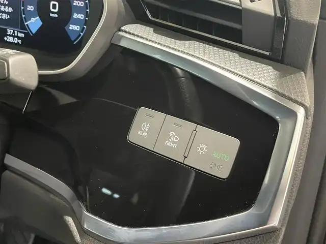 アウディ Ｑ３ 35TFSI Sライン 愛知県 2020(令2)年 4.1万km 白 ベーシックＰＫＧ　/アシスタンスＰＫＧ　/３Ｄサウンドシステム　/バーチャルコクピット　/純正ナビ　/３６０度カメラ　/Ｂｌｕｅｔｏｏｔｈ　/スマートフォンインターフェース　/ＡＣＣ　/ＬＫＡ　/ＬＤＷ　/ＢＳＭ　/ＥＴＣ2.0/パワーバックドア/プッシュスタート/アイドリングストップ/LEDヘッドライト