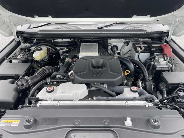 トヨタ ランドクルーザー ２５０ GX 滋賀県 2024(令6)年 0.5万km スーパーホワイトⅡ 純正8型メモリナビ/・フルセグTV/・Bluetooth/・ミラキャスト/・HDMI/全方位カメラ/衝突軽減ブレーキ/車線逸脱警報/レーダークルーズコントロール/ブラインドスポットモニター/ステアリングリモコン/電動格納ミラー/ウインカーミラー/電動パーキングブレーキ/オートブレーキホールド/LEDヘッドライト/フォグランプ/純正フロアマット/スマートキー