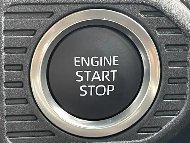 トヨタ ランドクルーザー ２５０ GX 滋賀県 2024(令6)年 0.5万km スーパーホワイトⅡ 純正8型メモリナビ/・フルセグTV/・Bluetooth/・ミラキャスト/・HDMI/全方位カメラ/衝突軽減ブレーキ/車線逸脱警報/レーダークルーズコントロール/ブラインドスポットモニター/ステアリングリモコン/電動格納ミラー/ウインカーミラー/電動パーキングブレーキ/オートブレーキホールド/LEDヘッドライト/フォグランプ/純正フロアマット/スマートキー