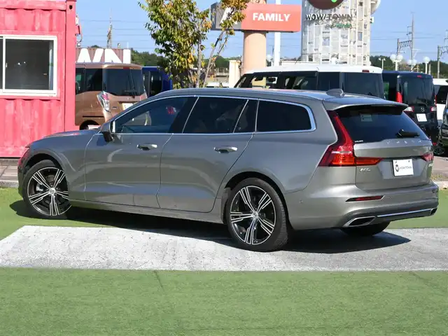 ボルボ Ｖ６０ T5 インスクリプション 千葉県 2020(令2)年 4.2万km ぺブルグレー ワンオーナー/衝突軽減/レーンキーピングエイド/BLIS/クロストラフィックアラート/サンルーフ/レザーシート/前席パワーシート/エアシート/シートヒーター/純正メモリーナビ/地デジTV/【CD再生機能　Bluetooth接続】/【Apple CarPlay　Android Auto対応】/バックカメラ/harman/kardon/ドライブレコーダー/革巻きステアリング/ステアリングスイッチ/ETC（DSRC）/LEDヘッドライト/フォグライト/ウインカーミラー/コーナーセンサー/純正19インチアルミホイル/サイド/カーテンエアバッグ/スマートキー