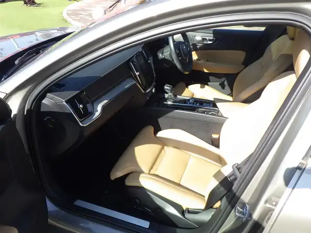 ボルボ Ｖ６０ T5 インスクリプション 千葉県 2020(令2)年 4.2万km ぺブルグレー ワンオーナー/衝突軽減/レーンキーピングエイド/BLIS/クロストラフィックアラート/サンルーフ/レザーシート/前席パワーシート/エアシート/シートヒーター/純正メモリーナビ/地デジTV/【CD再生機能　Bluetooth接続】/【Apple CarPlay　Android Auto対応】/バックカメラ/harman/kardon/ドライブレコーダー/革巻きステアリング/ステアリングスイッチ/ETC（DSRC）/LEDヘッドライト/フォグライト/ウインカーミラー/コーナーセンサー/純正19インチアルミホイル/サイド/カーテンエアバッグ/スマートキー