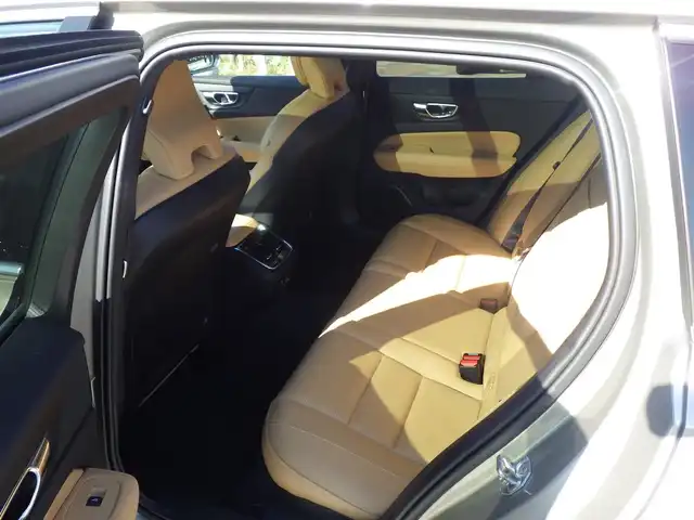 ボルボ Ｖ６０ T5 インスクリプション 千葉県 2020(令2)年 4.2万km ぺブルグレー ワンオーナー/衝突軽減/レーンキーピングエイド/BLIS/クロストラフィックアラート/サンルーフ/レザーシート/前席パワーシート/エアシート/シートヒーター/純正メモリーナビ/地デジTV/【CD再生機能　Bluetooth接続】/【Apple CarPlay　Android Auto対応】/バックカメラ/harman/kardon/ドライブレコーダー/革巻きステアリング/ステアリングスイッチ/ETC（DSRC）/LEDヘッドライト/フォグライト/ウインカーミラー/コーナーセンサー/純正19インチアルミホイル/サイド/カーテンエアバッグ/スマートキー