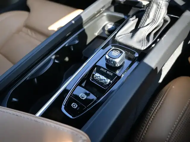 ボルボ Ｖ６０ T5 インスクリプション 千葉県 2020(令2)年 4.2万km ぺブルグレー ワンオーナー/衝突軽減/レーンキーピングエイド/BLIS/クロストラフィックアラート/サンルーフ/レザーシート/前席パワーシート/エアシート/シートヒーター/純正メモリーナビ/地デジTV/【CD再生機能　Bluetooth接続】/【Apple CarPlay　Android Auto対応】/バックカメラ/harman/kardon/ドライブレコーダー/革巻きステアリング/ステアリングスイッチ/ETC（DSRC）/LEDヘッドライト/フォグライト/ウインカーミラー/コーナーセンサー/純正19インチアルミホイル/サイド/カーテンエアバッグ/スマートキー