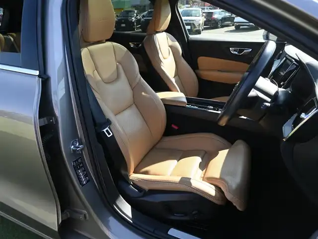 ボルボ Ｖ６０ T5 インスクリプション 千葉県 2020(令2)年 4.2万km ぺブルグレー ワンオーナー/衝突軽減/レーンキーピングエイド/BLIS/クロストラフィックアラート/サンルーフ/レザーシート/前席パワーシート/エアシート/シートヒーター/純正メモリーナビ/地デジTV/【CD再生機能　Bluetooth接続】/【Apple CarPlay　Android Auto対応】/バックカメラ/harman/kardon/ドライブレコーダー/革巻きステアリング/ステアリングスイッチ/ETC（DSRC）/LEDヘッドライト/フォグライト/ウインカーミラー/コーナーセンサー/純正19インチアルミホイル/サイド/カーテンエアバッグ/スマートキー