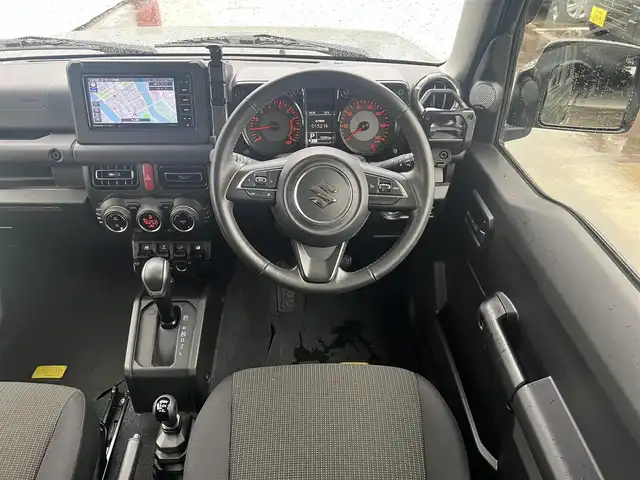 スズキ ジムニー XC 広島県 2023(令5)年 1.7万km ジャングルグリーン 社外フロントスチールバンパー/社外リアスチールバンパー/ショックアブソーバー（ショウワガレージ）/リフトアップ/DEAN「COLORADO」16インチホイール/TOYOタイヤ「OPEN COUNTRY」185/85R16/社外SDナビ「CN-HE02WD」/・フルセグテレビ/・CD＆DVD再生可/・Bluetooth/・バックカメラ/ビルトインETC/前後ドライブレコーダー「ZDR043」/FOCALツイーター/スズキセーフティサポート（予防安全技術）/クルーズコントロール/ゴムマット/スマートキー×2/新車保障書有/取扱説明書有/純正フロントバンパー＆リアバンパー積込
