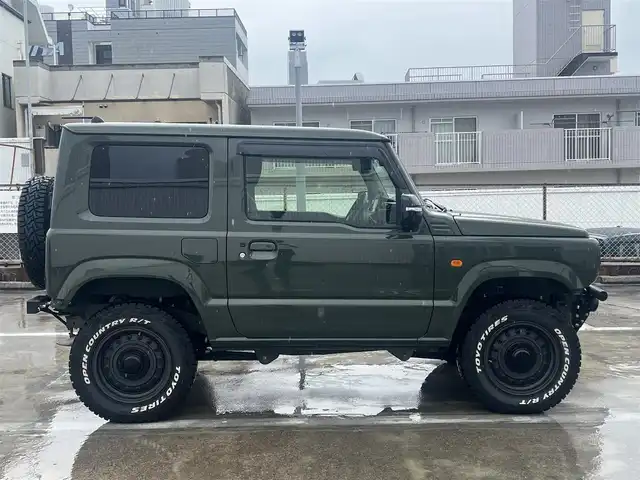 スズキ ジムニー XC 広島県 2023(令5)年 1.7万km ジャングルグリーン 社外フロントスチールバンパー/社外リアスチールバンパー/ショックアブソーバー（ショウワガレージ）/リフトアップ/DEAN「COLORADO」16インチホイール/TOYOタイヤ「OPEN COUNTRY」185/85R16/社外SDナビ「CN-HE02WD」/・フルセグテレビ/・CD＆DVD再生可/・Bluetooth/・バックカメラ/ビルトインETC/前後ドライブレコーダー「ZDR043」/FOCALツイーター/スズキセーフティサポート（予防安全技術）/クルーズコントロール/ゴムマット/スマートキー×2/新車保障書有/取扱説明書有/純正フロントバンパー＆リアバンパー積込