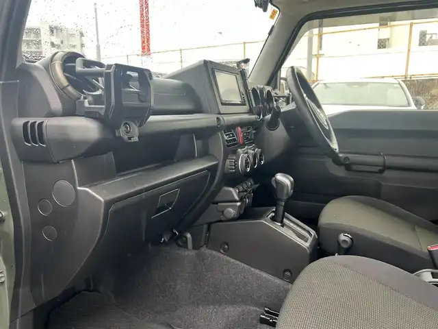 スズキ ジムニー XC 広島県 2023(令5)年 1.7万km ジャングルグリーン 社外フロントスチールバンパー/社外リアスチールバンパー/ショックアブソーバー（ショウワガレージ）/リフトアップ/DEAN「COLORADO」16インチホイール/TOYOタイヤ「OPEN COUNTRY」185/85R16/社外SDナビ「CN-HE02WD」/・フルセグテレビ/・CD＆DVD再生可/・Bluetooth/・バックカメラ/ビルトインETC/前後ドライブレコーダー「ZDR043」/FOCALツイーター/スズキセーフティサポート（予防安全技術）/クルーズコントロール/ゴムマット/スマートキー×2/新車保障書有/取扱説明書有/純正フロントバンパー＆リアバンパー積込