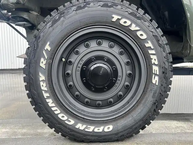 スズキ ジムニー XC 広島県 2023(令5)年 1.7万km ジャングルグリーン 社外フロントスチールバンパー/社外リアスチールバンパー/ショックアブソーバー（ショウワガレージ）/リフトアップ/DEAN「COLORADO」16インチホイール/TOYOタイヤ「OPEN COUNTRY」185/85R16/社外SDナビ「CN-HE02WD」/・フルセグテレビ/・CD＆DVD再生可/・Bluetooth/・バックカメラ/ビルトインETC/前後ドライブレコーダー「ZDR043」/FOCALツイーター/スズキセーフティサポート（予防安全技術）/クルーズコントロール/ゴムマット/スマートキー×2/新車保障書有/取扱説明書有/純正フロントバンパー＆リアバンパー積込