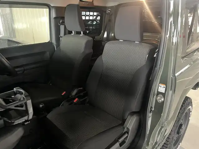 スズキ ジムニー XC 広島県 2023(令5)年 1.7万km ジャングルグリーン 社外フロントスチールバンパー/社外リアスチールバンパー/ショックアブソーバー（ショウワガレージ）/リフトアップ/DEAN「COLORADO」16インチホイール/TOYOタイヤ「OPEN COUNTRY」185/85R16/社外SDナビ「CN-HE02WD」/・フルセグテレビ/・CD＆DVD再生可/・Bluetooth/・バックカメラ/ビルトインETC/前後ドライブレコーダー「ZDR043」/FOCALツイーター/スズキセーフティサポート（予防安全技術）/クルーズコントロール/ゴムマット/スマートキー×2/新車保障書有/取扱説明書有/純正フロントバンパー＆リアバンパー積込