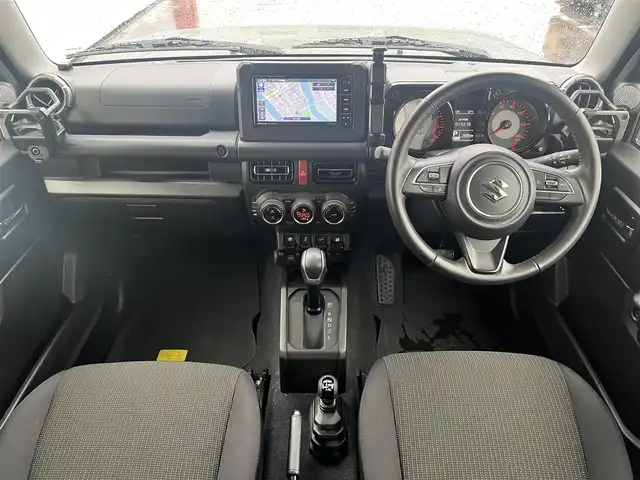 スズキ ジムニー XC 広島県 2023(令5)年 1.7万km ジャングルグリーン 社外フロントスチールバンパー/社外リアスチールバンパー/ショックアブソーバー（ショウワガレージ）/リフトアップ/DEAN「COLORADO」16インチホイール/TOYOタイヤ「OPEN COUNTRY」185/85R16/社外SDナビ「CN-HE02WD」/・フルセグテレビ/・CD＆DVD再生可/・Bluetooth/・バックカメラ/ビルトインETC/前後ドライブレコーダー「ZDR043」/FOCALツイーター/スズキセーフティサポート（予防安全技術）/クルーズコントロール/ゴムマット/スマートキー×2/新車保障書有/取扱説明書有/純正フロントバンパー＆リアバンパー積込