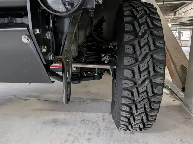 スズキ ジムニー XC 広島県 2023(令5)年 1.7万km ジャングルグリーン 社外フロントスチールバンパー/社外リアスチールバンパー/ショックアブソーバー（ショウワガレージ）/リフトアップ/DEAN「COLORADO」16インチホイール/TOYOタイヤ「OPEN COUNTRY」185/85R16/社外SDナビ「CN-HE02WD」/・フルセグテレビ/・CD＆DVD再生可/・Bluetooth/・バックカメラ/ビルトインETC/前後ドライブレコーダー「ZDR043」/FOCALツイーター/スズキセーフティサポート（予防安全技術）/クルーズコントロール/ゴムマット/スマートキー×2/新車保障書有/取扱説明書有/純正フロントバンパー＆リアバンパー積込