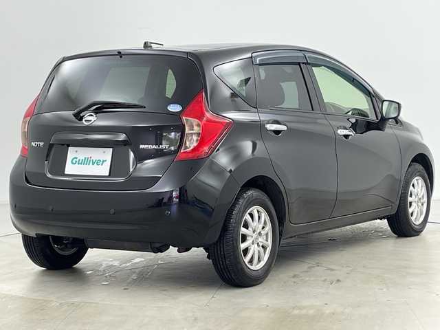 日産 ノート メダリスト X FOUR Vセレ+セーフティⅡ 道央・札幌 2016(平28)年 5.7万km スーパーブラック ・4WD/・純正ナビ&CD&DVD&SD&BT/・全方位/バックカメラ/・衝突被害軽減ブレーキ/・横滑り防止装置/・コーナーセンサー/・レーンキープアシスト/・モニター付きインナーミラー/・純正フロアマット/・ドアバイザー/・プッシュスタート/・LEDヘッドライト/・オートライト/・スマートキー/・取扱説明書