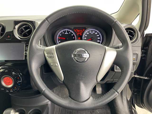 日産 ノート メダリスト X FOUR Vセレ+セーフティⅡ 道央・札幌 2016(平28)年 5.7万km スーパーブラック ・4WD/・純正ナビ&CD&DVD&SD&BT/・全方位/バックカメラ/・衝突被害軽減ブレーキ/・横滑り防止装置/・コーナーセンサー/・レーンキープアシスト/・モニター付きインナーミラー/・純正フロアマット/・ドアバイザー/・プッシュスタート/・LEDヘッドライト/・オートライト/・スマートキー/・取扱説明書