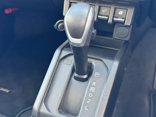 スズキ ジムニー XC 兵庫県 2021(令3)年 1.6万km キネティックイエロー/ブラック パートタイム4WD/社外ナビ(CN-E01WD)/(CD/DVD/SD)/バックカメラ/ETC/衝突軽減ブレーキ/クルーズコントロール/ダウンヒルアシスト/シートヒーター/ステアリングリモコン/電動格納ミラー/スマートキー/純正ドアバイザー/純正フロアマット/純正アルミ16インチ