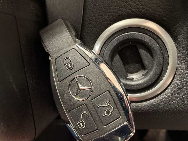 メルセデス・ベンツ Ｃ２００ 4マチック SW スポーツ本革 新潟県 2018(平30)年 4.1万km ダイヤモンドホワイト オプション装備/レーダーセーフティパッケージ/・アクティブブレーキアシスト（歩行者検知機能付）/・リアCPA（被害軽減ブレーキ付後方衝突軽減システム）/・PRE-SAFE/・アクティブレーンキーピングアシスト/・アクティブブラインドスポットアシスト/・ディスタンスパイロットディストロニック/・ステアリングパイロット/・チャイルドセーフティシートセンサー（助手席）/標準装備/純正ナビ（フルセグTV、CD、ミュージックサーバー、Bluetooth、USB）/バックカメラ/LEDヘッドライト、LEDリヤコンビネーションランプ/純正１８インチアルミ/本革シート/シートヒーター/パワーシート/アンビエントライト/純正フロアマット