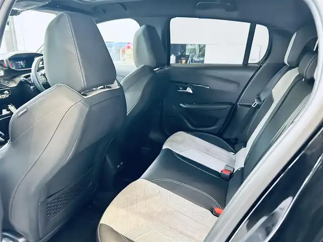 プジョー プジョー ２０８ GT 大阪府 2021(令3)年 0.8万km ペルラネラブラック ワンオーナー/ガラスルーフ/ACC/純正ナビ/TV/バックカメラ/applecarplay/純正17インチAW/LEDヘッドライト/ワイヤレス充電/ブラインドスポット/クリアランスソナー/ハーフ革/シートヒーター