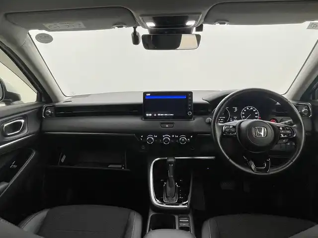 ホンダ ヴェゼル ハイブリッド e:HEV Z 岡山県 2021(令3)年 4万km プラチナホワイトパール Honda SENSING	/・衝突軽減ブレーキ	/・オートハイビーム	/・誤発進抑制機能	/・後方誤発進抑制機能	/・路外逸脱警報機能	/・アダプティブクルーズコントロール	/・車線維持支援システム	/・先行車発進お知らせ機能		/純正９インチメモリナビゲーション		/【フルセグ/Bluetooth/DVD/MSV】		/バックカメラ		/純正18inアルミホイール+サマータイヤ：装着			/レーダークルーズコントロール		/ビルトインETC		/LEDヘッドライト（AUTO機能付き）		/シートヒーター		/横滑り防止機能			/ドライブレコーダー				/スマートキー		/ステアリングスイッチ		/プッシュスタート		/コーナーセンサー				/フロアマット			/スペアキー×１