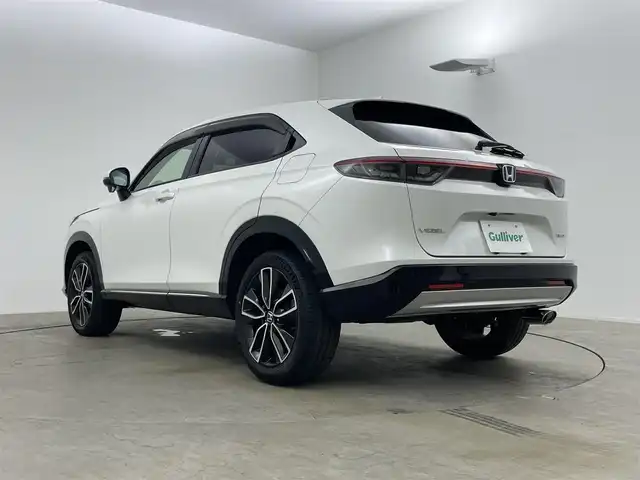 ホンダ ヴェゼル ハイブリッド e:HEV Z 岡山県 2021(令3)年 4万km プラチナホワイトパール Honda SENSING	/・衝突軽減ブレーキ	/・オートハイビーム	/・誤発進抑制機能	/・後方誤発進抑制機能	/・路外逸脱警報機能	/・アダプティブクルーズコントロール	/・車線維持支援システム	/・先行車発進お知らせ機能		/純正９インチメモリナビゲーション		/【フルセグ/Bluetooth/DVD/MSV】		/バックカメラ		/純正18inアルミホイール+サマータイヤ：装着			/レーダークルーズコントロール		/ビルトインETC		/LEDヘッドライト（AUTO機能付き）		/シートヒーター		/横滑り防止機能			/ドライブレコーダー				/スマートキー		/ステアリングスイッチ		/プッシュスタート		/コーナーセンサー				/フロアマット			/スペアキー×１