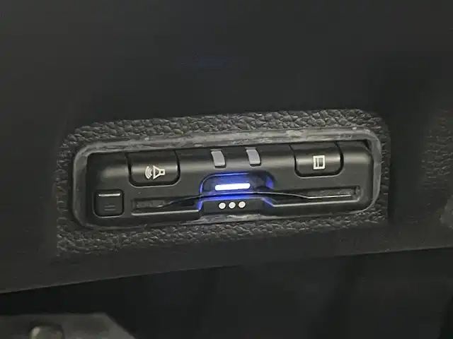 ホンダ ヴェゼル ハイブリッド e:HEV Z 岡山県 2021(令3)年 4万km プラチナホワイトパール Honda SENSING	/・衝突軽減ブレーキ	/・オートハイビーム	/・誤発進抑制機能	/・後方誤発進抑制機能	/・路外逸脱警報機能	/・アダプティブクルーズコントロール	/・車線維持支援システム	/・先行車発進お知らせ機能		/純正９インチメモリナビゲーション		/【フルセグ/Bluetooth/DVD/MSV】		/バックカメラ		/純正18inアルミホイール+サマータイヤ：装着			/レーダークルーズコントロール		/ビルトインETC		/LEDヘッドライト（AUTO機能付き）		/シートヒーター		/横滑り防止機能			/ドライブレコーダー				/スマートキー		/ステアリングスイッチ		/プッシュスタート		/コーナーセンサー				/フロアマット			/スペアキー×１
