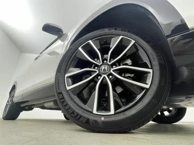 ホンダ ヴェゼル ハイブリッド e:HEV Z 岡山県 2021(令3)年 4万km プラチナホワイトパール Honda SENSING	/・衝突軽減ブレーキ	/・オートハイビーム	/・誤発進抑制機能	/・後方誤発進抑制機能	/・路外逸脱警報機能	/・アダプティブクルーズコントロール	/・車線維持支援システム	/・先行車発進お知らせ機能		/純正９インチメモリナビゲーション		/【フルセグ/Bluetooth/DVD/MSV】		/バックカメラ		/純正18inアルミホイール+サマータイヤ：装着			/レーダークルーズコントロール		/ビルトインETC		/LEDヘッドライト（AUTO機能付き）		/シートヒーター		/横滑り防止機能			/ドライブレコーダー				/スマートキー		/ステアリングスイッチ		/プッシュスタート		/コーナーセンサー				/フロアマット			/スペアキー×１
