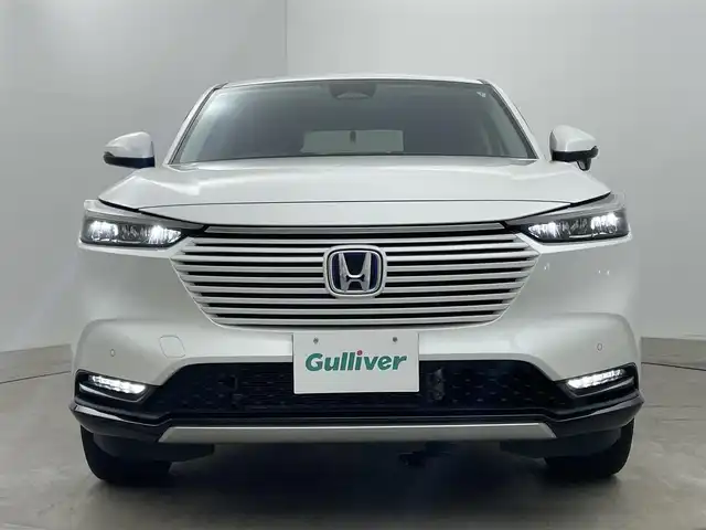 ホンダ ヴェゼル ハイブリッド e:HEV Z 岡山県 2021(令3)年 4万km プラチナホワイトパール Honda SENSING	/・衝突軽減ブレーキ	/・オートハイビーム	/・誤発進抑制機能	/・後方誤発進抑制機能	/・路外逸脱警報機能	/・アダプティブクルーズコントロール	/・車線維持支援システム	/・先行車発進お知らせ機能		/純正９インチメモリナビゲーション		/【フルセグ/Bluetooth/DVD/MSV】		/バックカメラ		/純正18inアルミホイール+サマータイヤ：装着			/レーダークルーズコントロール		/ビルトインETC		/LEDヘッドライト（AUTO機能付き）		/シートヒーター		/横滑り防止機能			/ドライブレコーダー				/スマートキー		/ステアリングスイッチ		/プッシュスタート		/コーナーセンサー				/フロアマット			/スペアキー×１