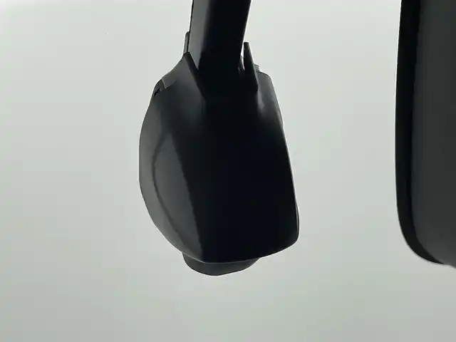 ホンダ ヴェゼル ハイブリッド e:HEV Z 岡山県 2021(令3)年 4万km プラチナホワイトパール Honda SENSING	/・衝突軽減ブレーキ	/・オートハイビーム	/・誤発進抑制機能	/・後方誤発進抑制機能	/・路外逸脱警報機能	/・アダプティブクルーズコントロール	/・車線維持支援システム	/・先行車発進お知らせ機能		/純正９インチメモリナビゲーション		/【フルセグ/Bluetooth/DVD/MSV】		/バックカメラ		/純正18inアルミホイール+サマータイヤ：装着			/レーダークルーズコントロール		/ビルトインETC		/LEDヘッドライト（AUTO機能付き）		/シートヒーター		/横滑り防止機能			/ドライブレコーダー				/スマートキー		/ステアリングスイッチ		/プッシュスタート		/コーナーセンサー				/フロアマット			/スペアキー×１