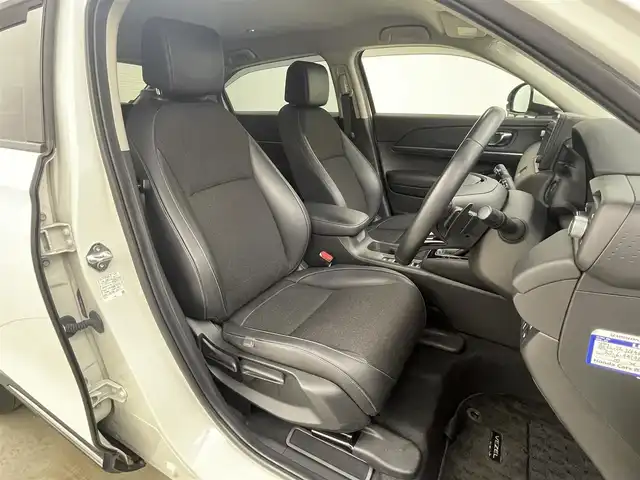 ホンダ ヴェゼル ハイブリッド e:HEV Z 岡山県 2021(令3)年 4万km プラチナホワイトパール Honda SENSING	/・衝突軽減ブレーキ	/・オートハイビーム	/・誤発進抑制機能	/・後方誤発進抑制機能	/・路外逸脱警報機能	/・アダプティブクルーズコントロール	/・車線維持支援システム	/・先行車発進お知らせ機能		/純正９インチメモリナビゲーション		/【フルセグ/Bluetooth/DVD/MSV】		/バックカメラ		/純正18inアルミホイール+サマータイヤ：装着			/レーダークルーズコントロール		/ビルトインETC		/LEDヘッドライト（AUTO機能付き）		/シートヒーター		/横滑り防止機能			/ドライブレコーダー				/スマートキー		/ステアリングスイッチ		/プッシュスタート		/コーナーセンサー				/フロアマット			/スペアキー×１