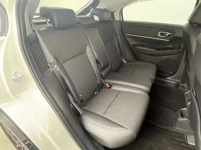 ホンダ ヴェゼル ハイブリッド e:HEV Z 岡山県 2021(令3)年 4万km プラチナホワイトパール Honda SENSING	/・衝突軽減ブレーキ	/・オートハイビーム	/・誤発進抑制機能	/・後方誤発進抑制機能	/・路外逸脱警報機能	/・アダプティブクルーズコントロール	/・車線維持支援システム	/・先行車発進お知らせ機能		/純正９インチメモリナビゲーション		/【フルセグ/Bluetooth/DVD/MSV】		/バックカメラ		/純正18inアルミホイール+サマータイヤ：装着			/レーダークルーズコントロール		/ビルトインETC		/LEDヘッドライト（AUTO機能付き）		/シートヒーター		/横滑り防止機能			/ドライブレコーダー				/スマートキー		/ステアリングスイッチ		/プッシュスタート		/コーナーセンサー				/フロアマット			/スペアキー×１