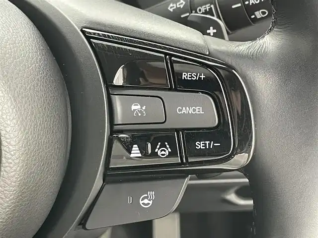 ホンダ ヴェゼル ハイブリッド e:HEV Z 岡山県 2021(令3)年 4万km プラチナホワイトパール Honda SENSING	/・衝突軽減ブレーキ	/・オートハイビーム	/・誤発進抑制機能	/・後方誤発進抑制機能	/・路外逸脱警報機能	/・アダプティブクルーズコントロール	/・車線維持支援システム	/・先行車発進お知らせ機能		/純正９インチメモリナビゲーション		/【フルセグ/Bluetooth/DVD/MSV】		/バックカメラ		/純正18inアルミホイール+サマータイヤ：装着			/レーダークルーズコントロール		/ビルトインETC		/LEDヘッドライト（AUTO機能付き）		/シートヒーター		/横滑り防止機能			/ドライブレコーダー				/スマートキー		/ステアリングスイッチ		/プッシュスタート		/コーナーセンサー				/フロアマット			/スペアキー×１