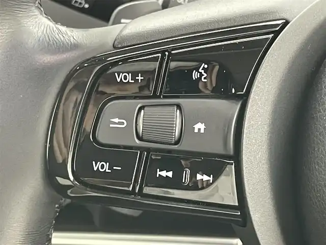 ホンダ ヴェゼル ハイブリッド e:HEV Z 岡山県 2021(令3)年 4万km プラチナホワイトパール Honda SENSING	/・衝突軽減ブレーキ	/・オートハイビーム	/・誤発進抑制機能	/・後方誤発進抑制機能	/・路外逸脱警報機能	/・アダプティブクルーズコントロール	/・車線維持支援システム	/・先行車発進お知らせ機能		/純正９インチメモリナビゲーション		/【フルセグ/Bluetooth/DVD/MSV】		/バックカメラ		/純正18inアルミホイール+サマータイヤ：装着			/レーダークルーズコントロール		/ビルトインETC		/LEDヘッドライト（AUTO機能付き）		/シートヒーター		/横滑り防止機能			/ドライブレコーダー				/スマートキー		/ステアリングスイッチ		/プッシュスタート		/コーナーセンサー				/フロアマット			/スペアキー×１