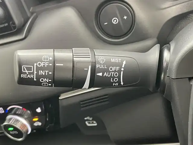 ホンダ ヴェゼル ハイブリッド e:HEV Z 岡山県 2021(令3)年 4万km プラチナホワイトパール Honda SENSING	/・衝突軽減ブレーキ	/・オートハイビーム	/・誤発進抑制機能	/・後方誤発進抑制機能	/・路外逸脱警報機能	/・アダプティブクルーズコントロール	/・車線維持支援システム	/・先行車発進お知らせ機能		/純正９インチメモリナビゲーション		/【フルセグ/Bluetooth/DVD/MSV】		/バックカメラ		/純正18inアルミホイール+サマータイヤ：装着			/レーダークルーズコントロール		/ビルトインETC		/LEDヘッドライト（AUTO機能付き）		/シートヒーター		/横滑り防止機能			/ドライブレコーダー				/スマートキー		/ステアリングスイッチ		/プッシュスタート		/コーナーセンサー				/フロアマット			/スペアキー×１