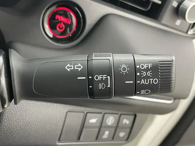 ホンダ ヴェゼル ハイブリッド e:HEV Z 岡山県 2021(令3)年 4万km プラチナホワイトパール Honda SENSING	/・衝突軽減ブレーキ	/・オートハイビーム	/・誤発進抑制機能	/・後方誤発進抑制機能	/・路外逸脱警報機能	/・アダプティブクルーズコントロール	/・車線維持支援システム	/・先行車発進お知らせ機能		/純正９インチメモリナビゲーション		/【フルセグ/Bluetooth/DVD/MSV】		/バックカメラ		/純正18inアルミホイール+サマータイヤ：装着			/レーダークルーズコントロール		/ビルトインETC		/LEDヘッドライト（AUTO機能付き）		/シートヒーター		/横滑り防止機能			/ドライブレコーダー				/スマートキー		/ステアリングスイッチ		/プッシュスタート		/コーナーセンサー				/フロアマット			/スペアキー×１