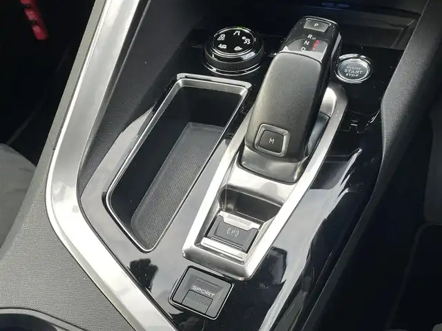 プジョー ５００８ GT ブルーHDi 埼玉県 2018(平30)年 5.8万km Ｄグリーン 黒ハーフレザーシート　/サンルーフ　/純正ナビ　/Ａｐｐｌｅ　Ｃａｒ　Ｐｌａｙ　/３６０度カメラ　/アダプティブクルーズコントロール　/シートヒーター　マッサージシート　/ブラインドスポットモニター　/３列シート