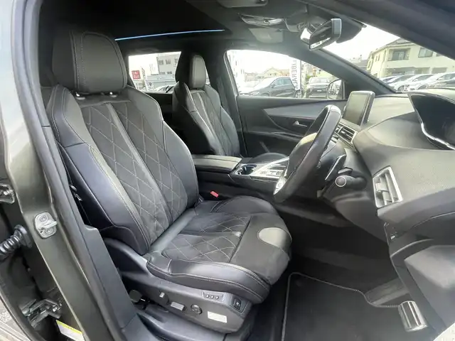 プジョー ５００８ GT ブルーHDi 埼玉県 2018(平30)年 5.8万km Ｄグリーン 黒ハーフレザーシート　/サンルーフ　/純正ナビ　/Ａｐｐｌｅ　Ｃａｒ　Ｐｌａｙ　/３６０度カメラ　/アダプティブクルーズコントロール　/シートヒーター　マッサージシート　/ブラインドスポットモニター　/３列シート