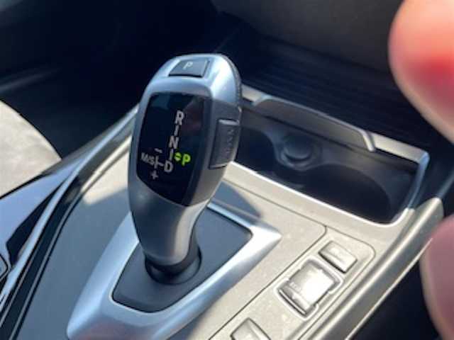 ＢＭＷ １１８ｄ Mスポーツ 宮崎県 2017(平29)年 3.7万km 白 純正HDDナビ/・DVD/・AM FM/・Bluetooth/・USB/バックカメラ/・コーナーセンサー/Mスポーツ専用シート/アイドリングストップ/クルーズコントロール/プッシュスタート/ETC/LEDヘッドライト/・オートライト/純正17インチアルミホイール