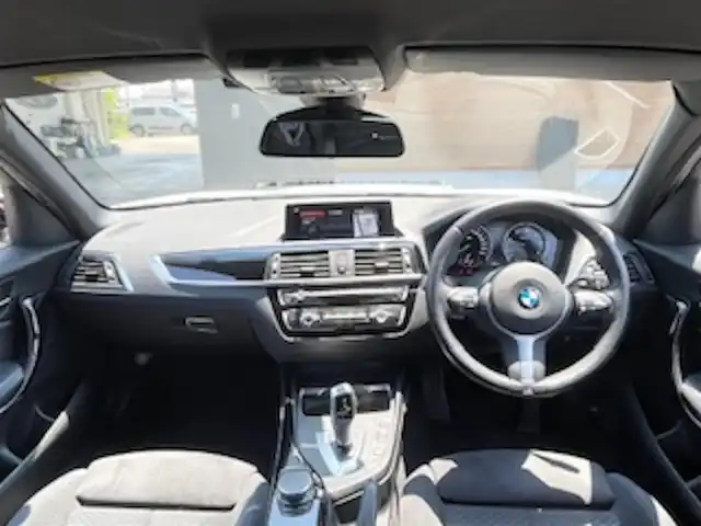 ＢＭＷ １１８ｄ Mスポーツ 宮崎県 2017(平29)年 3.7万km 白 純正HDDナビ/・DVD/・AM FM/・Bluetooth/・USB/バックカメラ/・コーナーセンサー/Mスポーツ専用シート/アイドリングストップ/クルーズコントロール/プッシュスタート/ETC/LEDヘッドライト/・オートライト/純正17インチアルミホイール