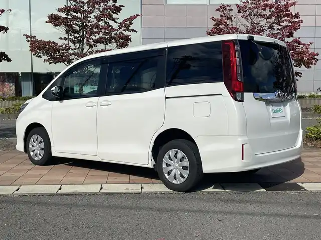 トヨタ ノア X 福島県 2015(平27)年 1.4万km ホワイトパールクリスタルシャイン 純正ナビゲーション/型番：NSCP-W64/【CD/SD/AUX/TV】/バックカメラ/片側電動スライドドア/LEDオートライト/アイドリングストップ/リアドアシェード/社外アルミ＋スタッドレスセット車載/195/65R15/純正フロアマット/純正ドアバイザー