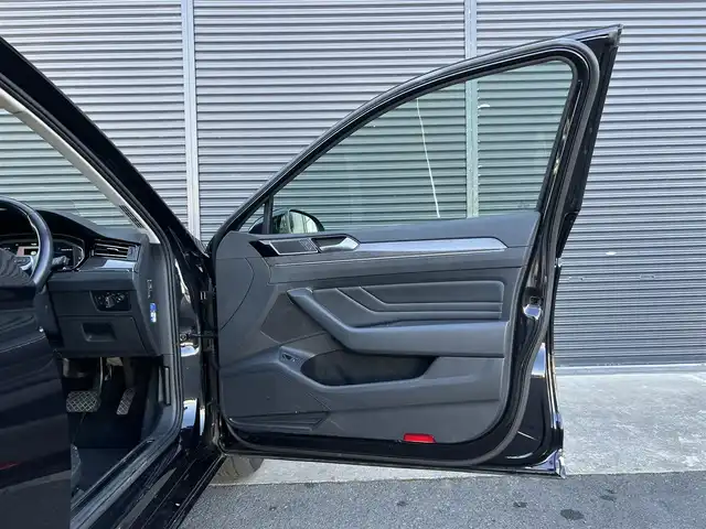 フォルクスワーゲン ＶＷ パサート ヴァリアント TDIエレガンス アドバンス 茨城県 2021(令3)年 5.3万km ディープブラックパールエフェクト 黒革 /シートヒーター /エアシ-ト /パワーシート/LEDマトリックス /ダイナミックターンインジケーター/ダイナミックコーナリングライト/HUD /デジタルメ-タ-クラスタ- /Discover Pro /BT/USB/CarPlay /PWテ-ルゲ-ト /オ-ルインSFT /アラウンドビュ-カメラ /ACC /LKA /LCA /パ-クアシスト /リヤトラフィックアラ-ト /ETC2.0/パドルシフト/ルーフレール/前後ドラレコ/禁煙車