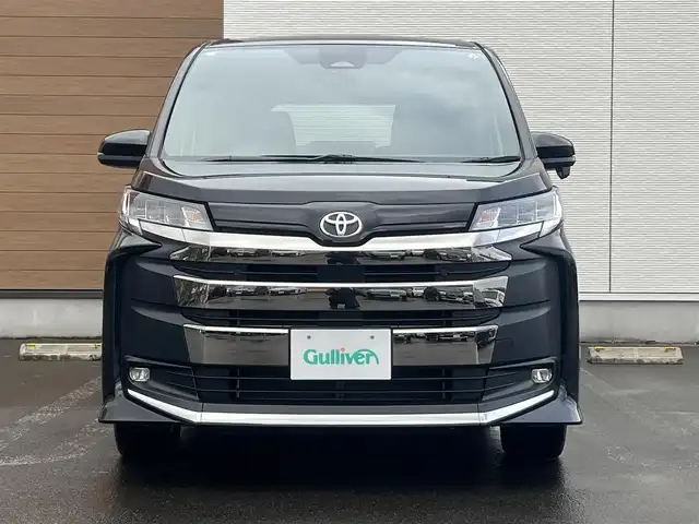 トヨタ ノア S－Z 秋田県 2024(令6)年 1.9万km アティチュードブラックマイカ ４WD/衝突軽減システム/LEDヘッドライト/両側パワースライドドア/純正メモリナビ（DVD/CD/BT/AM/FM）/フルセグ（走行中視聴不可能）/バックカメラ/トヨタ純正１６インチアルミ（夏タイヤ装着）/スマートキー/アイドリングストップ/プッシュスタート/クルーズコントロール追従走行あり/MTモード付AT/オートマチックハイビーム/コーナーセンサー/レーントレーシングアシスト/ステアリングスイッチ/前席シートヒーター/電動パーキングブレーキ/オートブレーキホールド機能/ビルトインETC/社外フロアマット/オートライト/ダブルオートエアコン/パワーステアリング/パワーウィンドウ/ヘッドライトレベライザー/横滑り防止/盗難防止装置/寒冷地仕様/電動格納ウィンカーミラー/保証書/取扱説明書/記録簿/スペアキー×１