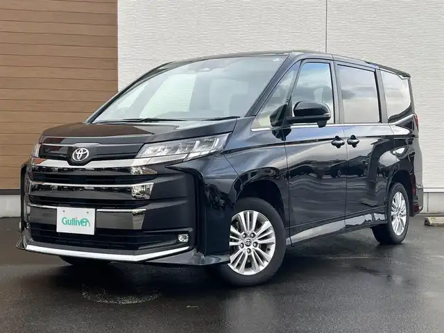 トヨタ ノア S－Z 秋田県 2024(令6)年 1.9万km アティチュードブラックマイカ ４WD/衝突軽減システム/LEDヘッドライト/両側パワースライドドア/純正メモリナビ（DVD/CD/BT/AM/FM）/フルセグ（走行中視聴不可能）/バックカメラ/トヨタ純正１６インチアルミ（夏タイヤ装着）/スマートキー/アイドリングストップ/プッシュスタート/クルーズコントロール追従走行あり/MTモード付AT/オートマチックハイビーム/コーナーセンサー/レーントレーシングアシスト/ステアリングスイッチ/前席シートヒーター/電動パーキングブレーキ/オートブレーキホールド機能/ビルトインETC/社外フロアマット/オートライト/ダブルオートエアコン/パワーステアリング/パワーウィンドウ/ヘッドライトレベライザー/横滑り防止/盗難防止装置/寒冷地仕様/電動格納ウィンカーミラー/保証書/取扱説明書/記録簿/スペアキー×１