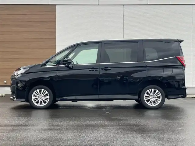 トヨタ ノア S－Z 秋田県 2024(令6)年 1.9万km アティチュードブラックマイカ ４WD/衝突軽減システム/LEDヘッドライト/両側パワースライドドア/純正メモリナビ（DVD/CD/BT/AM/FM）/フルセグ（走行中視聴不可能）/バックカメラ/トヨタ純正１６インチアルミ（夏タイヤ装着）/スマートキー/アイドリングストップ/プッシュスタート/クルーズコントロール追従走行あり/MTモード付AT/オートマチックハイビーム/コーナーセンサー/レーントレーシングアシスト/ステアリングスイッチ/前席シートヒーター/電動パーキングブレーキ/オートブレーキホールド機能/ビルトインETC/社外フロアマット/オートライト/ダブルオートエアコン/パワーステアリング/パワーウィンドウ/ヘッドライトレベライザー/横滑り防止/盗難防止装置/寒冷地仕様/電動格納ウィンカーミラー/保証書/取扱説明書/記録簿/スペアキー×１