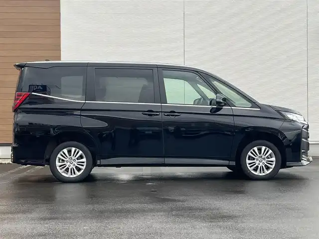 トヨタ ノア S－Z 秋田県 2024(令6)年 1.9万km アティチュードブラックマイカ ４WD/衝突軽減システム/LEDヘッドライト/両側パワースライドドア/純正メモリナビ（DVD/CD/BT/AM/FM）/フルセグ（走行中視聴不可能）/バックカメラ/トヨタ純正１６インチアルミ（夏タイヤ装着）/スマートキー/アイドリングストップ/プッシュスタート/クルーズコントロール追従走行あり/MTモード付AT/オートマチックハイビーム/コーナーセンサー/レーントレーシングアシスト/ステアリングスイッチ/前席シートヒーター/電動パーキングブレーキ/オートブレーキホールド機能/ビルトインETC/社外フロアマット/オートライト/ダブルオートエアコン/パワーステアリング/パワーウィンドウ/ヘッドライトレベライザー/横滑り防止/盗難防止装置/寒冷地仕様/電動格納ウィンカーミラー/保証書/取扱説明書/記録簿/スペアキー×１