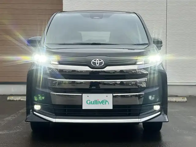 トヨタ ノア S－Z 秋田県 2024(令6)年 1.9万km アティチュードブラックマイカ ４WD/衝突軽減システム/LEDヘッドライト/両側パワースライドドア/純正メモリナビ（DVD/CD/BT/AM/FM）/フルセグ（走行中視聴不可能）/バックカメラ/トヨタ純正１６インチアルミ（夏タイヤ装着）/スマートキー/アイドリングストップ/プッシュスタート/クルーズコントロール追従走行あり/MTモード付AT/オートマチックハイビーム/コーナーセンサー/レーントレーシングアシスト/ステアリングスイッチ/前席シートヒーター/電動パーキングブレーキ/オートブレーキホールド機能/ビルトインETC/社外フロアマット/オートライト/ダブルオートエアコン/パワーステアリング/パワーウィンドウ/ヘッドライトレベライザー/横滑り防止/盗難防止装置/寒冷地仕様/電動格納ウィンカーミラー/保証書/取扱説明書/記録簿/スペアキー×１
