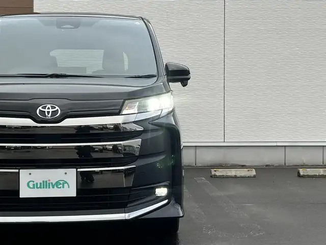 トヨタ ノア S－Z 秋田県 2024(令6)年 1.9万km アティチュードブラックマイカ ４WD/衝突軽減システム/LEDヘッドライト/両側パワースライドドア/純正メモリナビ（DVD/CD/BT/AM/FM）/フルセグ（走行中視聴不可能）/バックカメラ/トヨタ純正１６インチアルミ（夏タイヤ装着）/スマートキー/アイドリングストップ/プッシュスタート/クルーズコントロール追従走行あり/MTモード付AT/オートマチックハイビーム/コーナーセンサー/レーントレーシングアシスト/ステアリングスイッチ/前席シートヒーター/電動パーキングブレーキ/オートブレーキホールド機能/ビルトインETC/社外フロアマット/オートライト/ダブルオートエアコン/パワーステアリング/パワーウィンドウ/ヘッドライトレベライザー/横滑り防止/盗難防止装置/寒冷地仕様/電動格納ウィンカーミラー/保証書/取扱説明書/記録簿/スペアキー×１